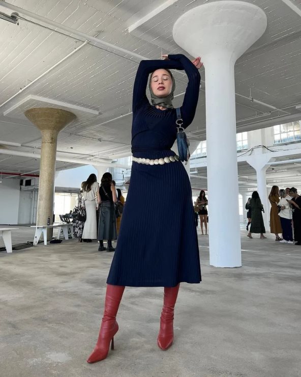 pletena haljina i crvene čizme