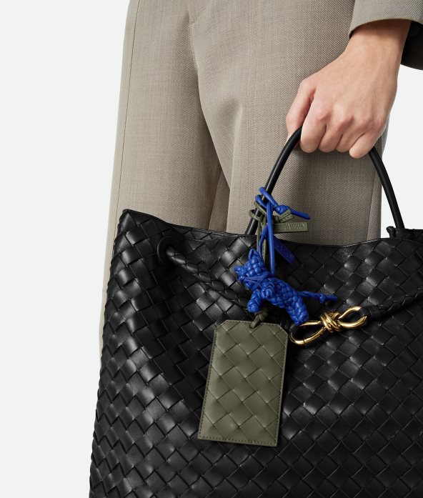 Bottega Veneta privezak u royal blue nijansi.