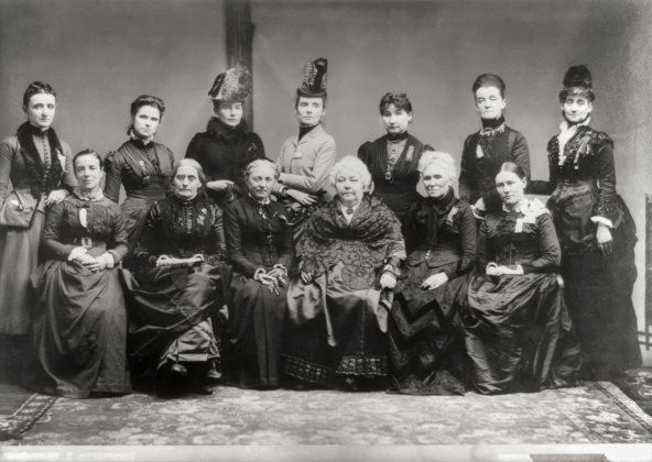 Inauguralni sastanak Women’s Suffrage Advocates 1888. godine, prvi Internacionalni savet žena (sa desne na levu: Matilda Gage sedi druga)