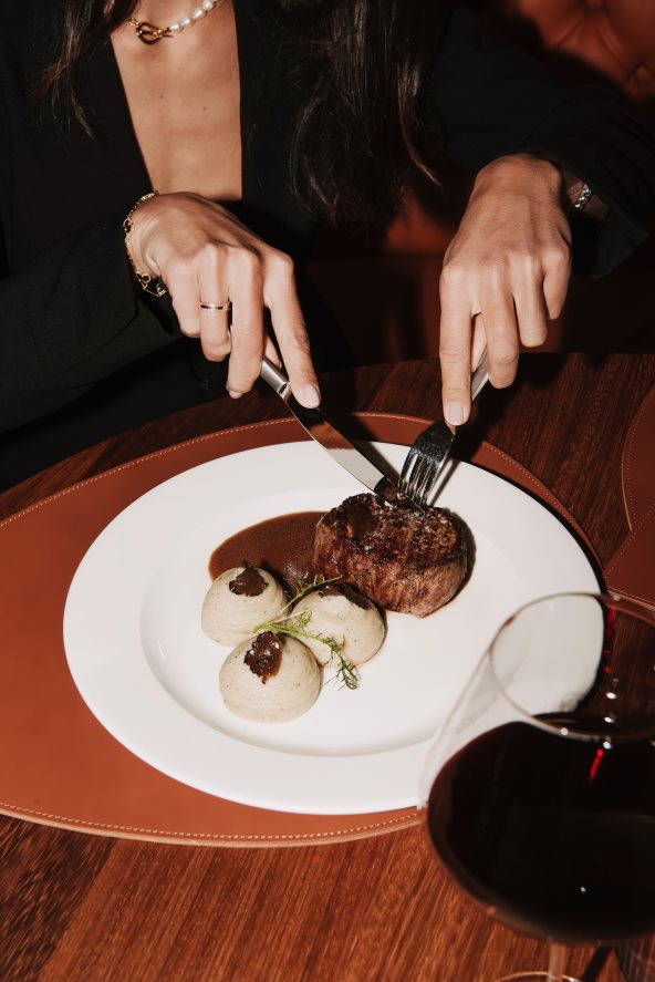 Vrhunski komadi mesa u ponudi restorana.jpg