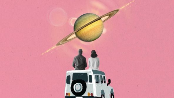 Ilustracija žene i muškarca koji sede na kolima i gledaju u planetu.