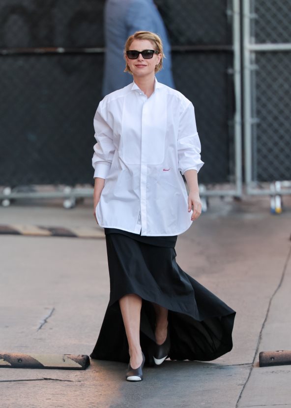 Glumica Jessie Buckley u Chenel crno-beloj kombinaciji u Los Angelesu.