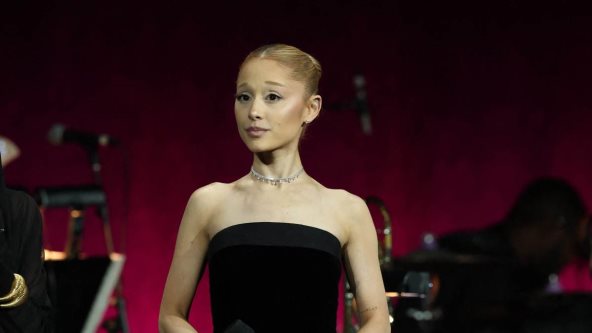 Ariana Grande sa zaglađenom punđom, u crnoj haljini.