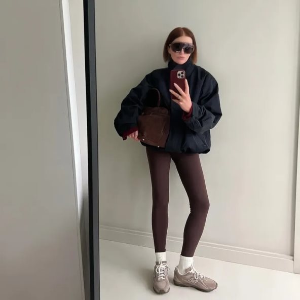 devojka u braon helankama