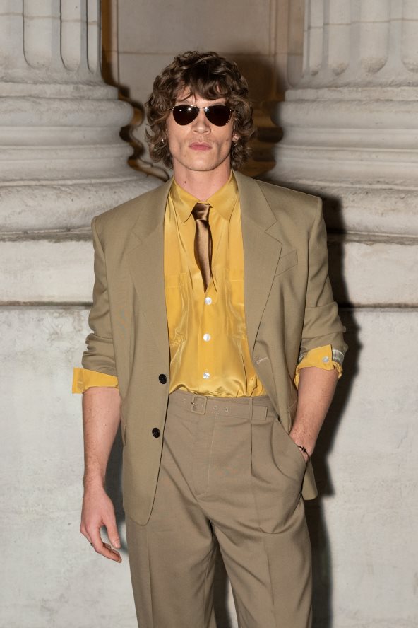Glumac Connor Storrie na YSL reviji.
