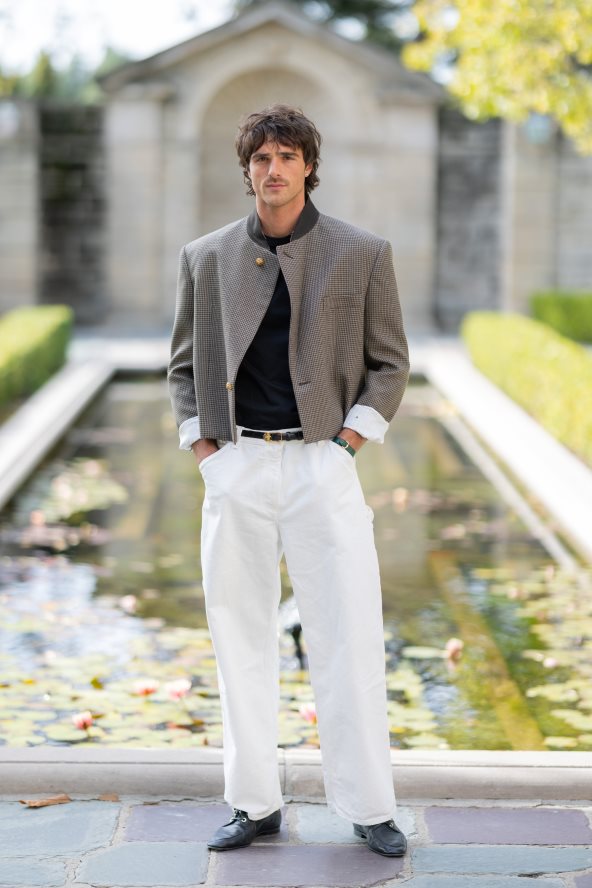 Jacob Elordi u Chalen skraćenoj jakni na photocallu za film Wuthering Heights.