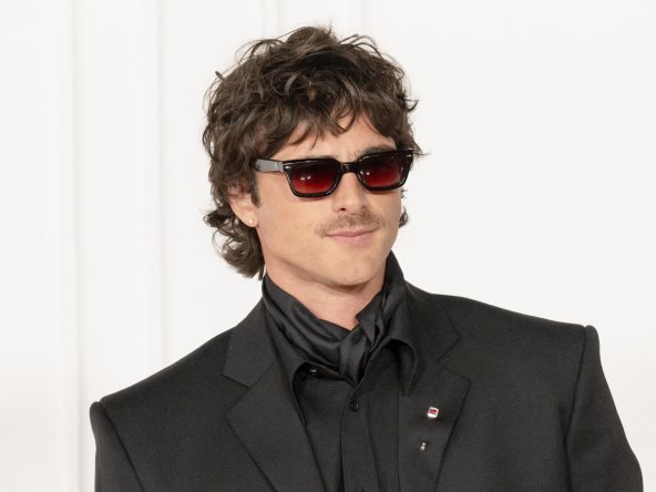 Glumac Jacob Elordi sa svilenom maramom u Bottega Venetta crnom odelu na premijeri filma Wuthering Heights.