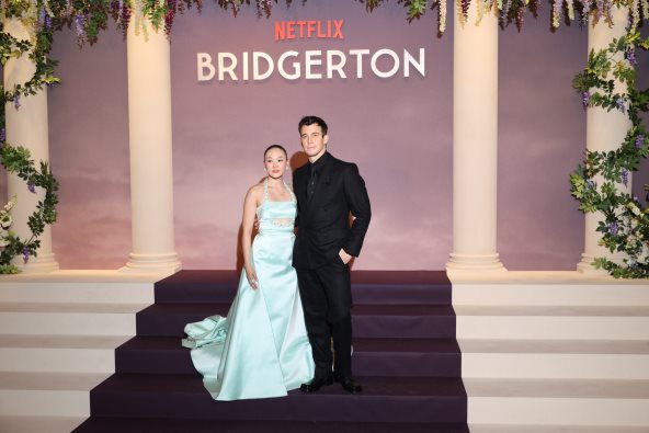 Luke Thompson i Yerin Ha na premijeri 4. sezone Netflixove serija Bridgerton.