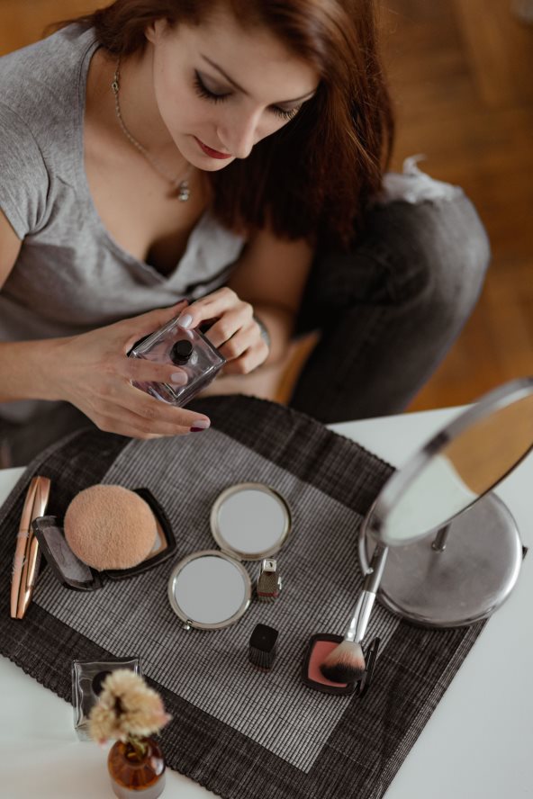 devojka sa proizvodima za šminkanje