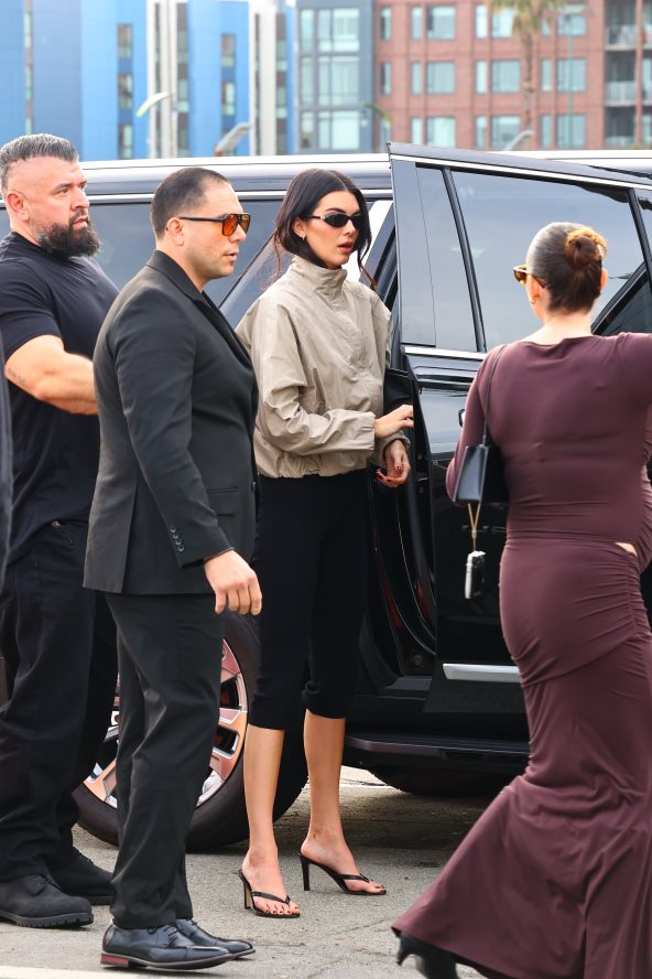 Kendall Jenner u San Francisku u crnim kapri pantalonama.