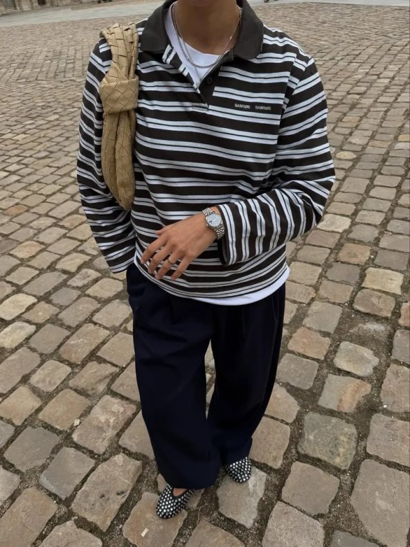 devojka u prugastoj majici i baletankama