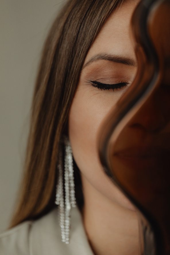 Krupan kadar lica žene koja je našminkana.