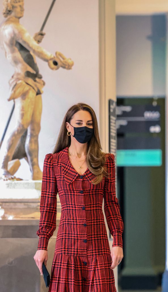 Kate Middleton u pepito crvenoj haljini spuštenog struka.