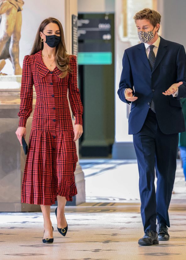 Kate Middleton u pepito crvenoj haljini spuštenog struka.