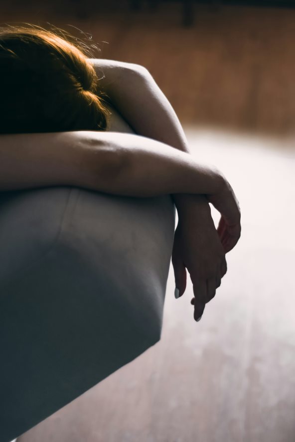 Krupan kadar na ruke žene koja leži.