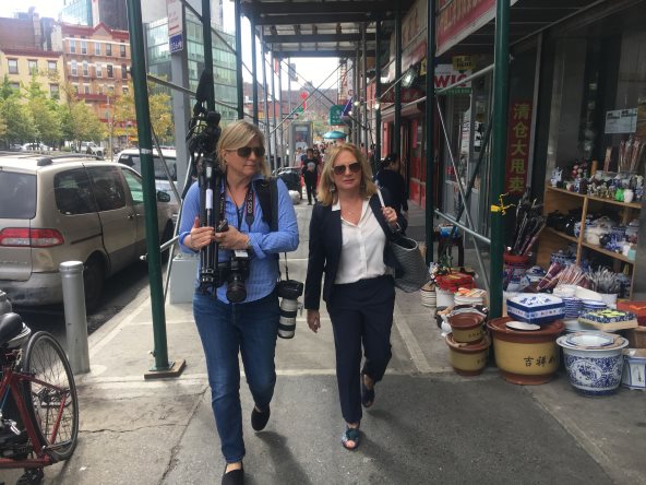 Julie K. Brown i Emily Michot, vizuelna novinarka koja je radila na dokumentarnim filmovima koji su pratili serijal tekstova.