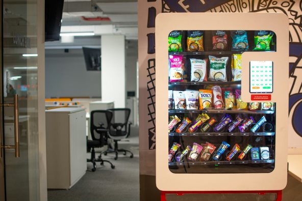 Krupan kadar na vending mašinu u open space kancelariji.