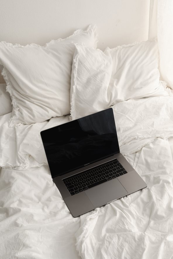 Laptop u krevetu.