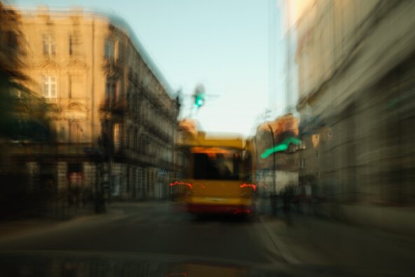 Autobus na ulici.