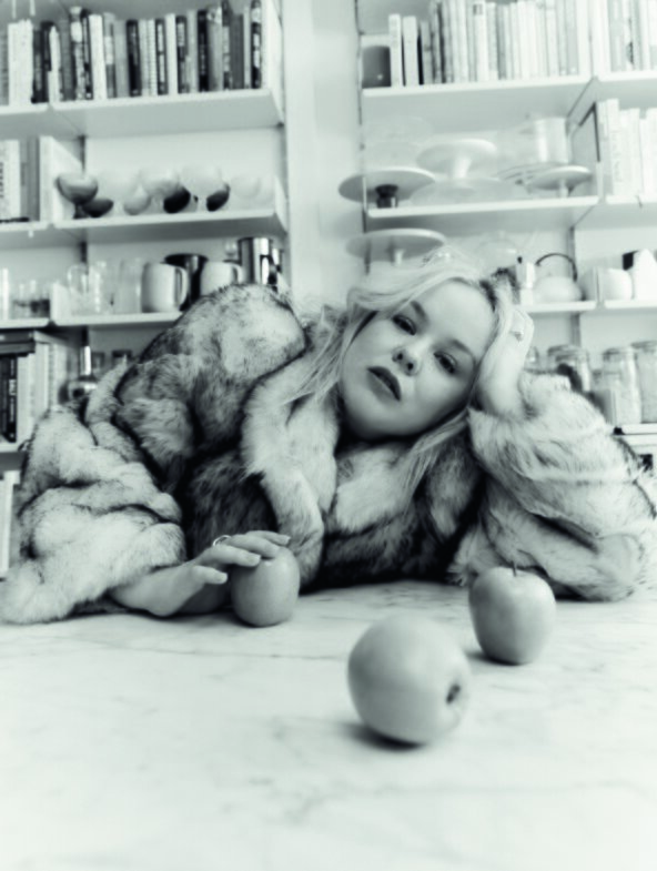Nicola Coughlan za ELLE.