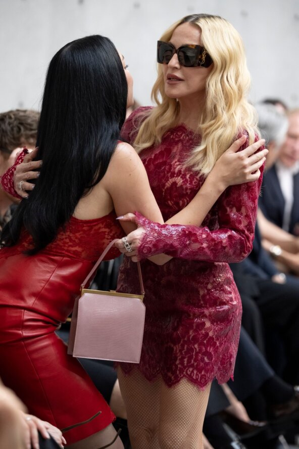 Madonna i Charlie XCX na YSL reviji.