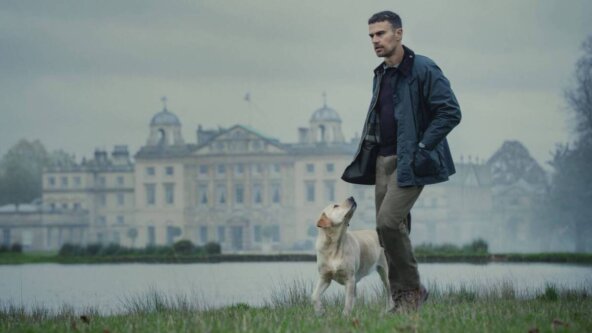 Theo James u Netflix seriji The Gentlemen koju je kreirao Guy Ritchie.