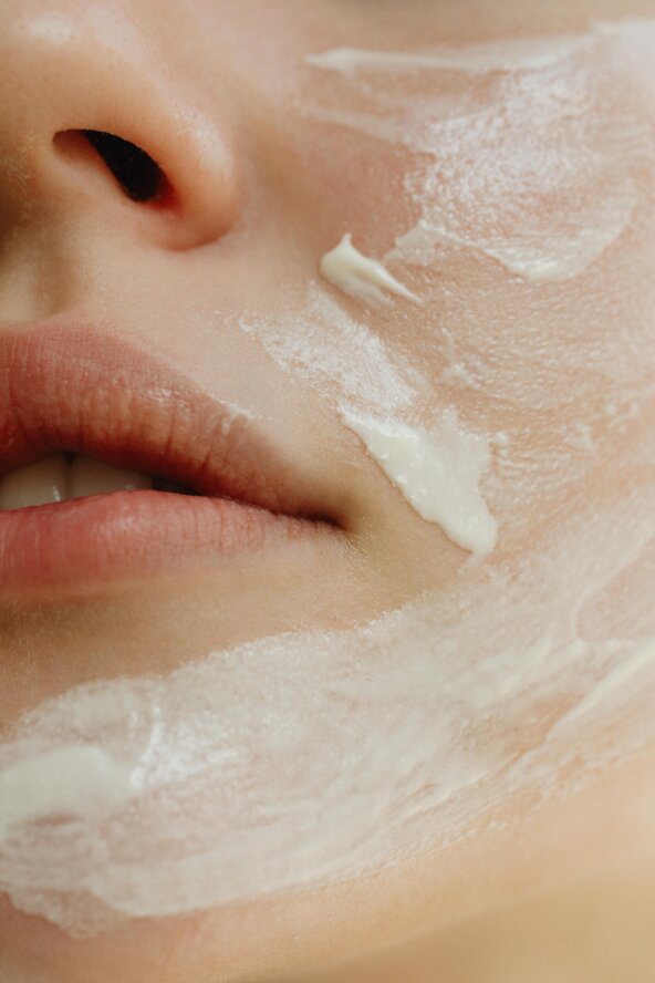 hydrating-the-face-with-moisturizing-cream-