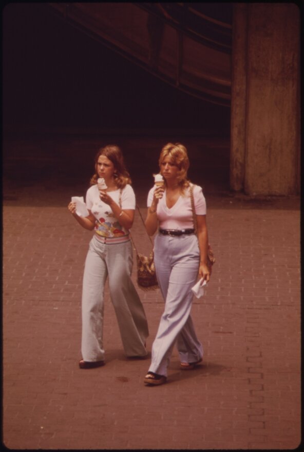 dve devojke na retro fotografji