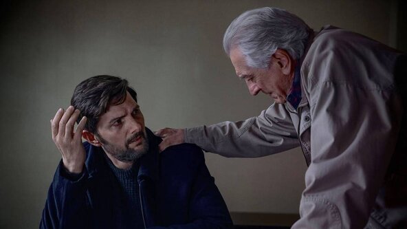 Adam Scott i Robert De Niro u Netflixovom filmu The Whisper Man.