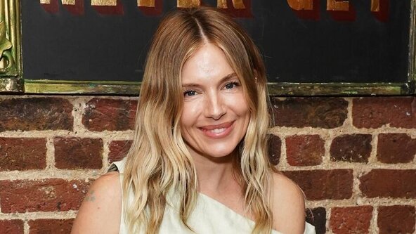 Sienna Miller u svetlozelenoj bluzi.