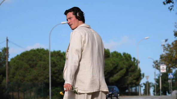 Callum Turner u filmu Rosebush Pruning reditelja Karima Aïnouza.