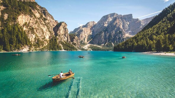 vodena površina i čamac na njoj