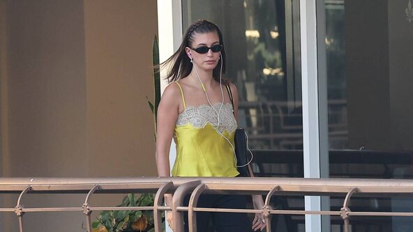 Hailey Bieber u žutom čipkanom topu.