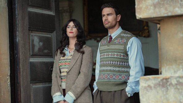 Theo James i Kaya Scodelario u drugoj sezoni Netflixove serije The Gentlemen.