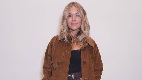 Sienna Miller u braon antilop trench mantilu.
