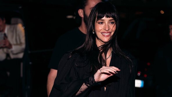 Dakota Johnson sa brown sugar espresso manikirom.