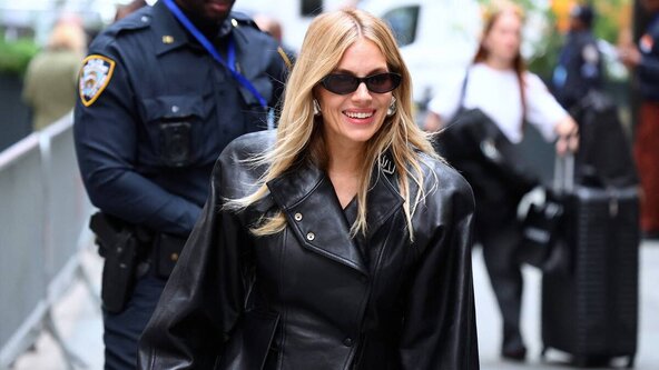 Sienna Miller u crnoj kožnoj jakni.