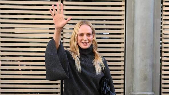 Uma Thurman u crnim pantalonama.