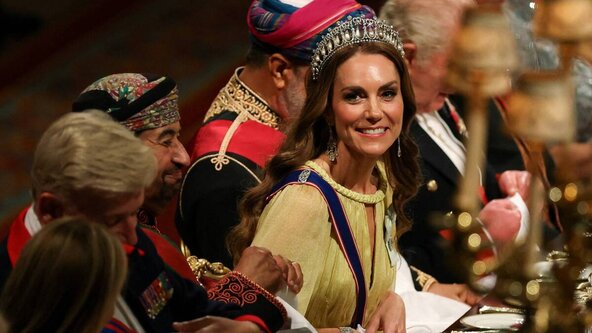 Kate Middleton sa tijarom u žutoj lepršavoj haljini.