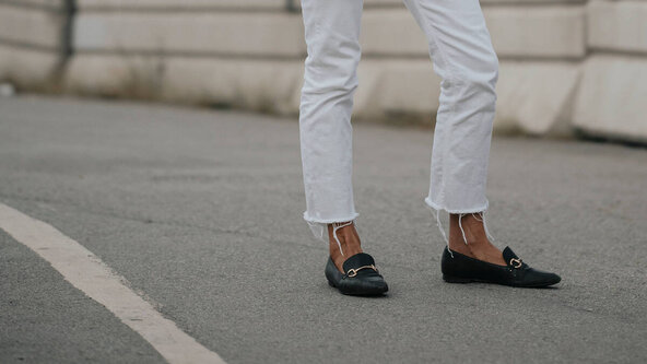 mokasine i bele pantalone
