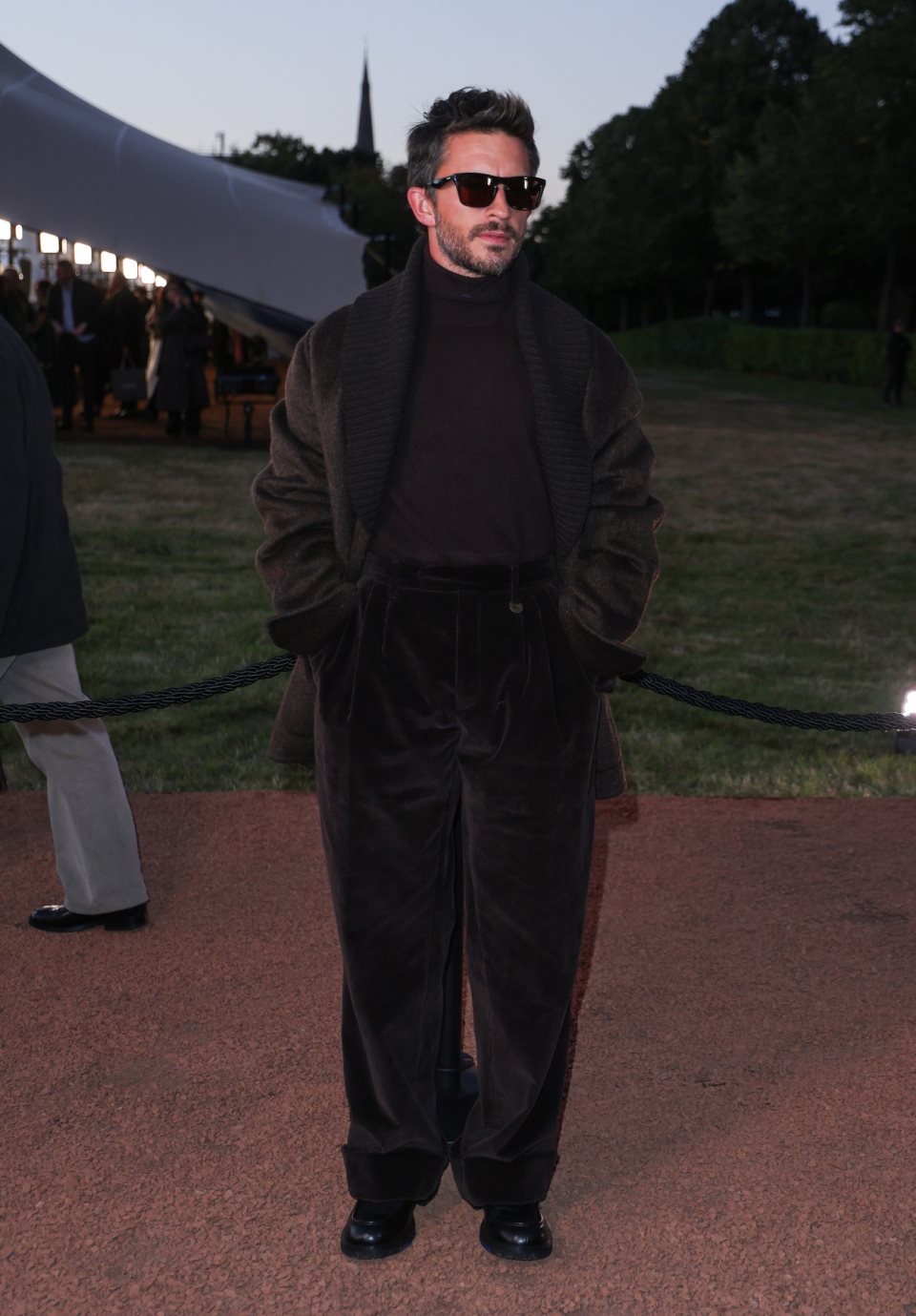 Jonathan Bailey na Burberry FW u Londonu