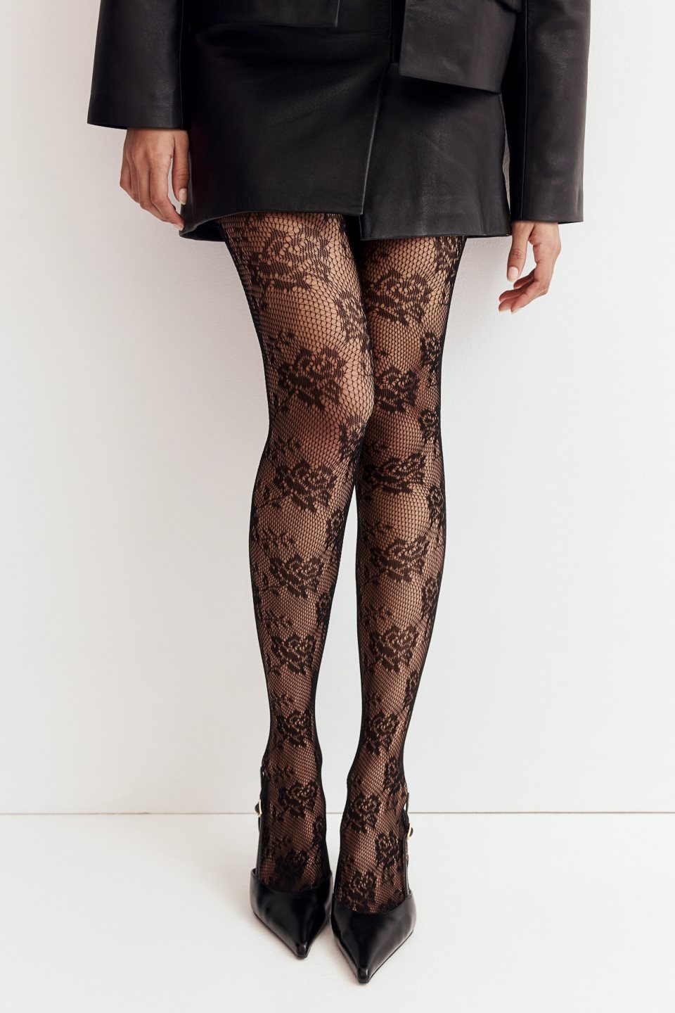 Crne hulahopke od čipke.