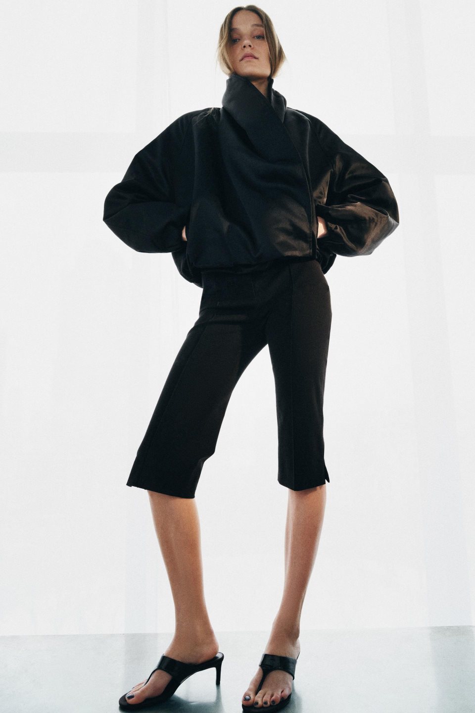 Crne kapri pantalone Zara